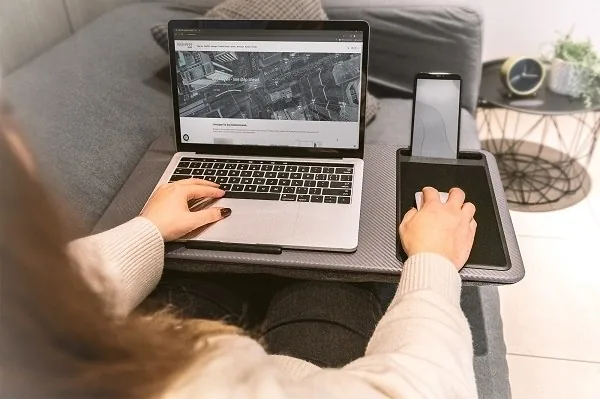 DIGITUS Notebookový stůl / pracovní stanice do 17", slot pro mobilní telefon, podložka pod myš