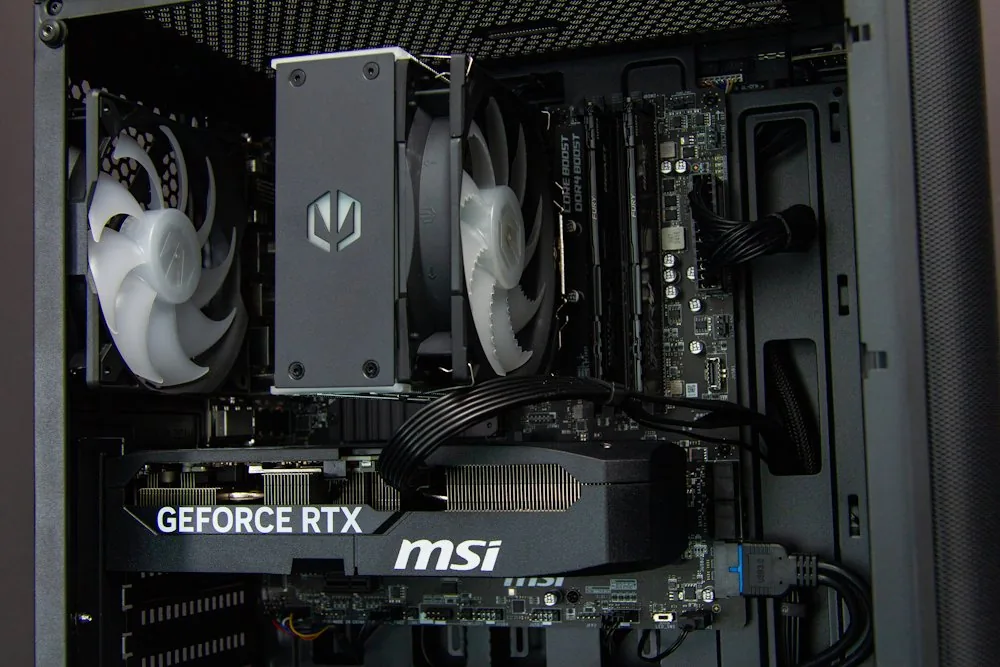 HAL3000 MČR Finale Pro AMD Ryzen 7 5700X 32GB DDR4 RTX 5070 1TB PCIe4 SSD WiFi W11