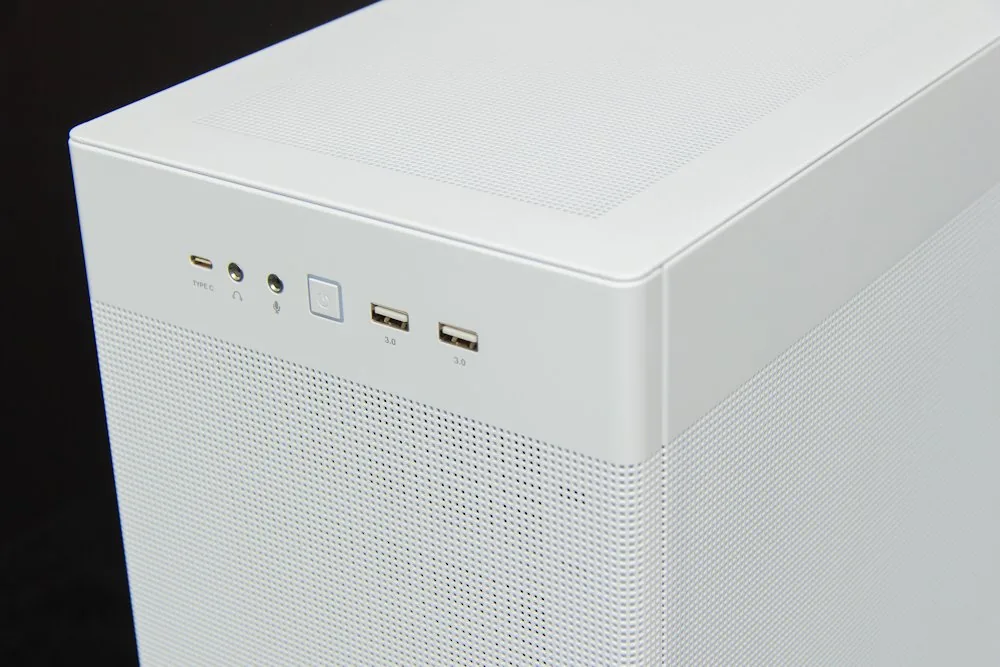 HAL3000 Alfa Gamer Micro Air White AMD Ryzen 7 9800X3D 32GB DDR5 RTX 5070 Ti 2TB PCIe4 SSD WiFi W11