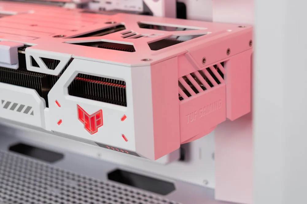 HAL3000 Alfa Gamer BTF White AMD Ryzen 7 9800X3D 32GB DDR5 RTX 5070 Ti 2TB PCIe4 SSD WiFi W11