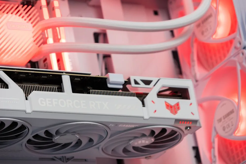 HAL3000 Alfa Gamer BTF White AMD Ryzen 7 9800X3D 32GB DDR5 RTX 5070 Ti 2TB PCIe4 SSD WiFi W11