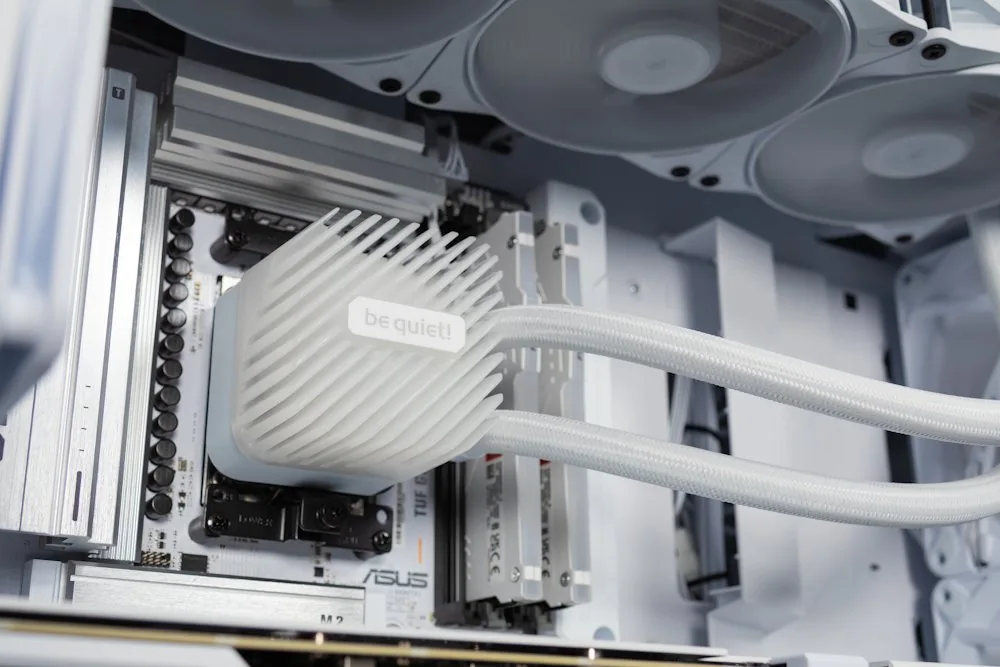 HAL3000 Alfa Gamer BTF White AMD Ryzen 7 9800X3D 32GB DDR5 RTX 5070 Ti 2TB PCIe4 SSD WiFi W11