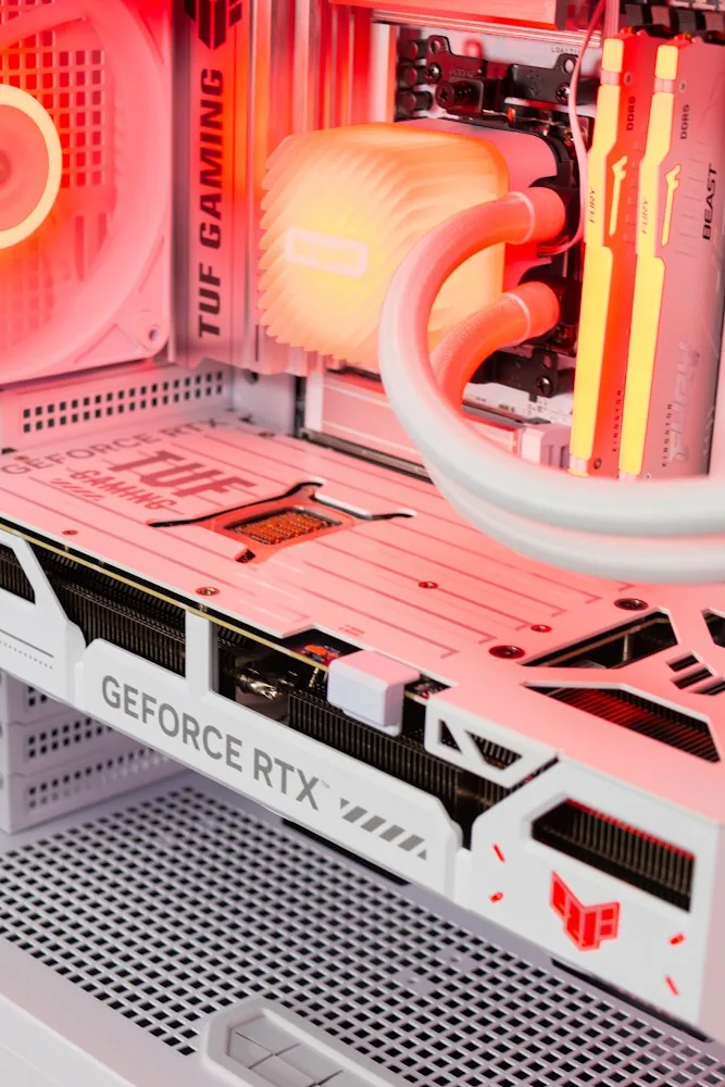 HAL3000 Alfa Gamer BTF White AMD Ryzen 7 9800X3D 32GB DDR5 RTX 5070 Ti 2TB PCIe4 SSD WiFi W11