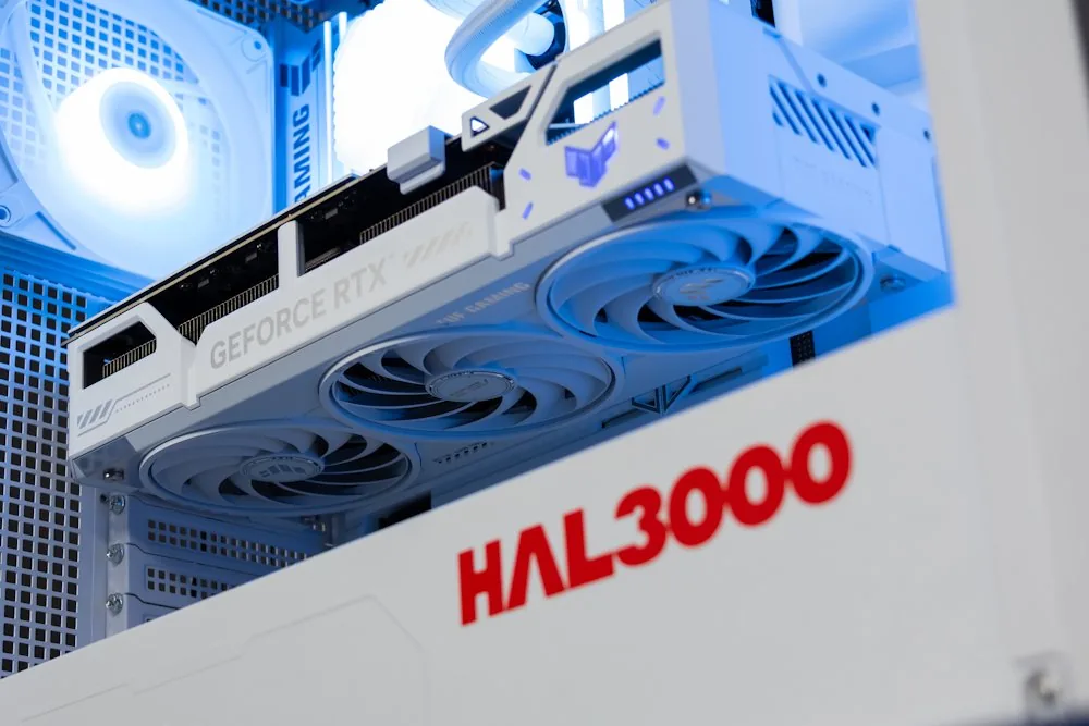 HAL3000 Alfa Gamer BTF White AMD Ryzen 7 9800X3D 32GB DDR5 RTX 5070 Ti 2TB PCIe4 SSD WiFi W11